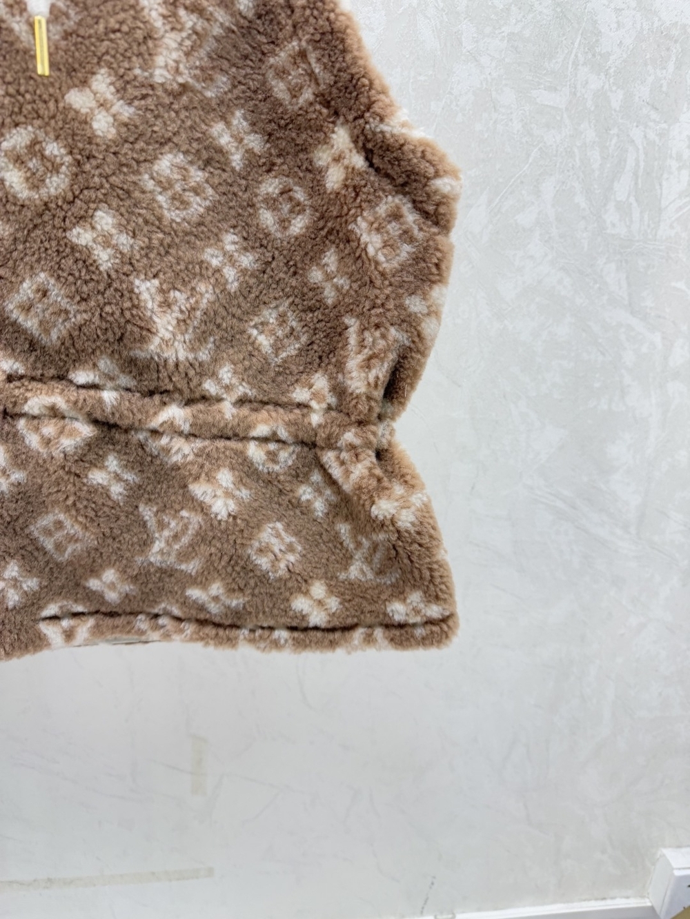 Women’s LV Monogram Sherpa Fleece Vest - Picture 5 of 10